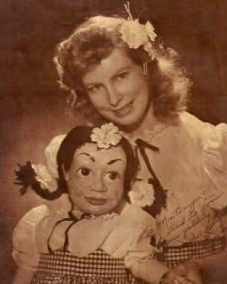 Illustration for article titled Vintage ventriloquism portraits were incredibly unnerving